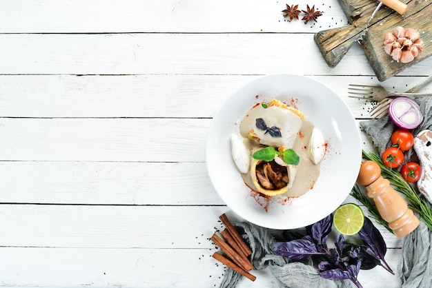 Świeży talerz z domowym daniem